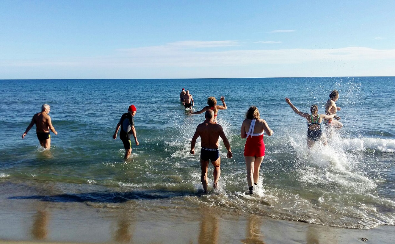 personnes qui courent dans la mer